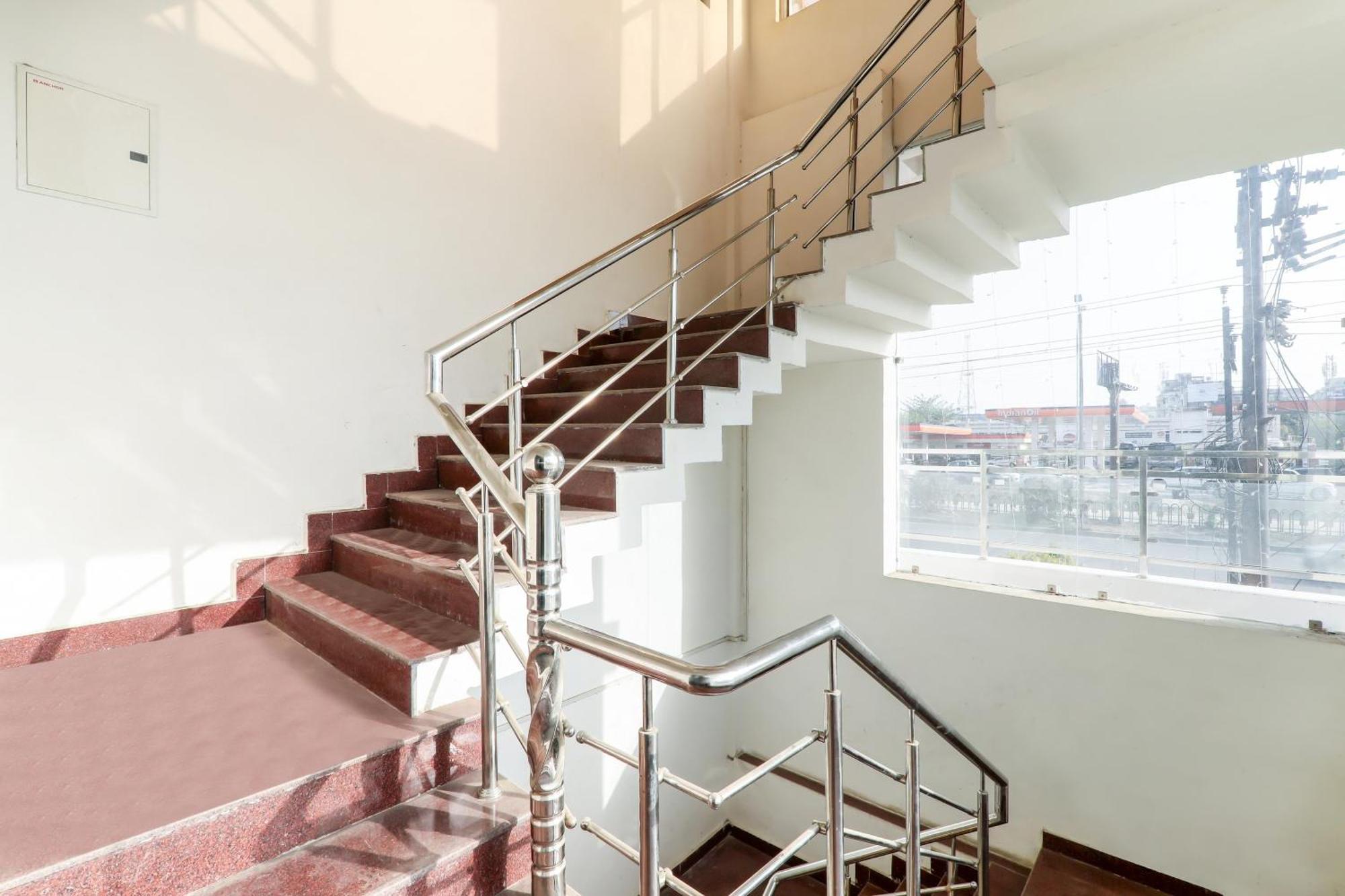 Oyo Flagship Raghuvar Palace Hotel ลัคเนา ภายนอก รูปภาพ
